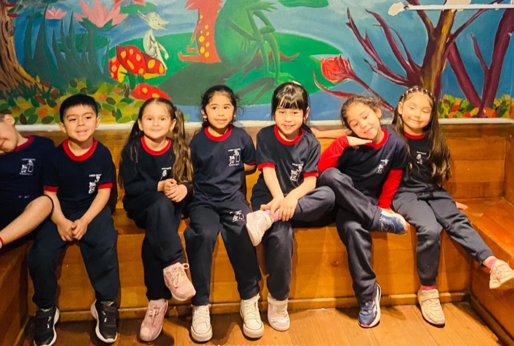 Niños sentados en sala cuna