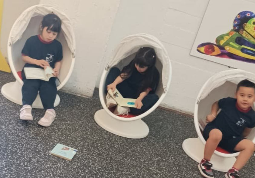 Niños leyendo en salas de juego